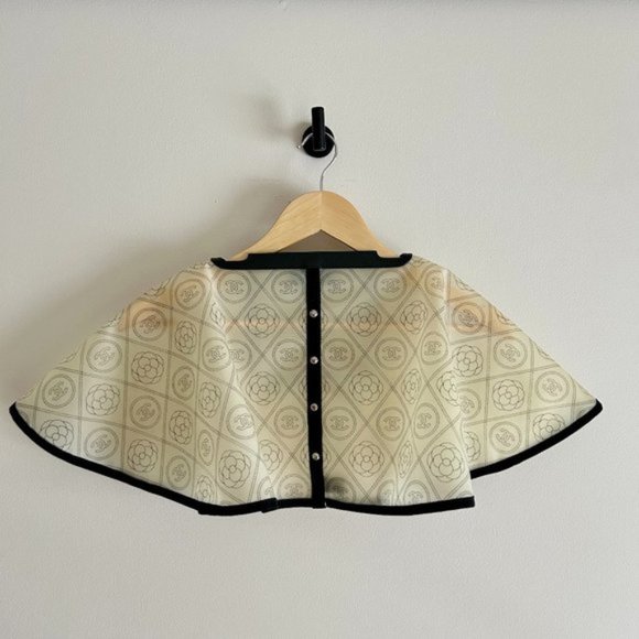 Rare Chanel Camelia Handbag Raincoat Printed PVC - Picture 3 of 9